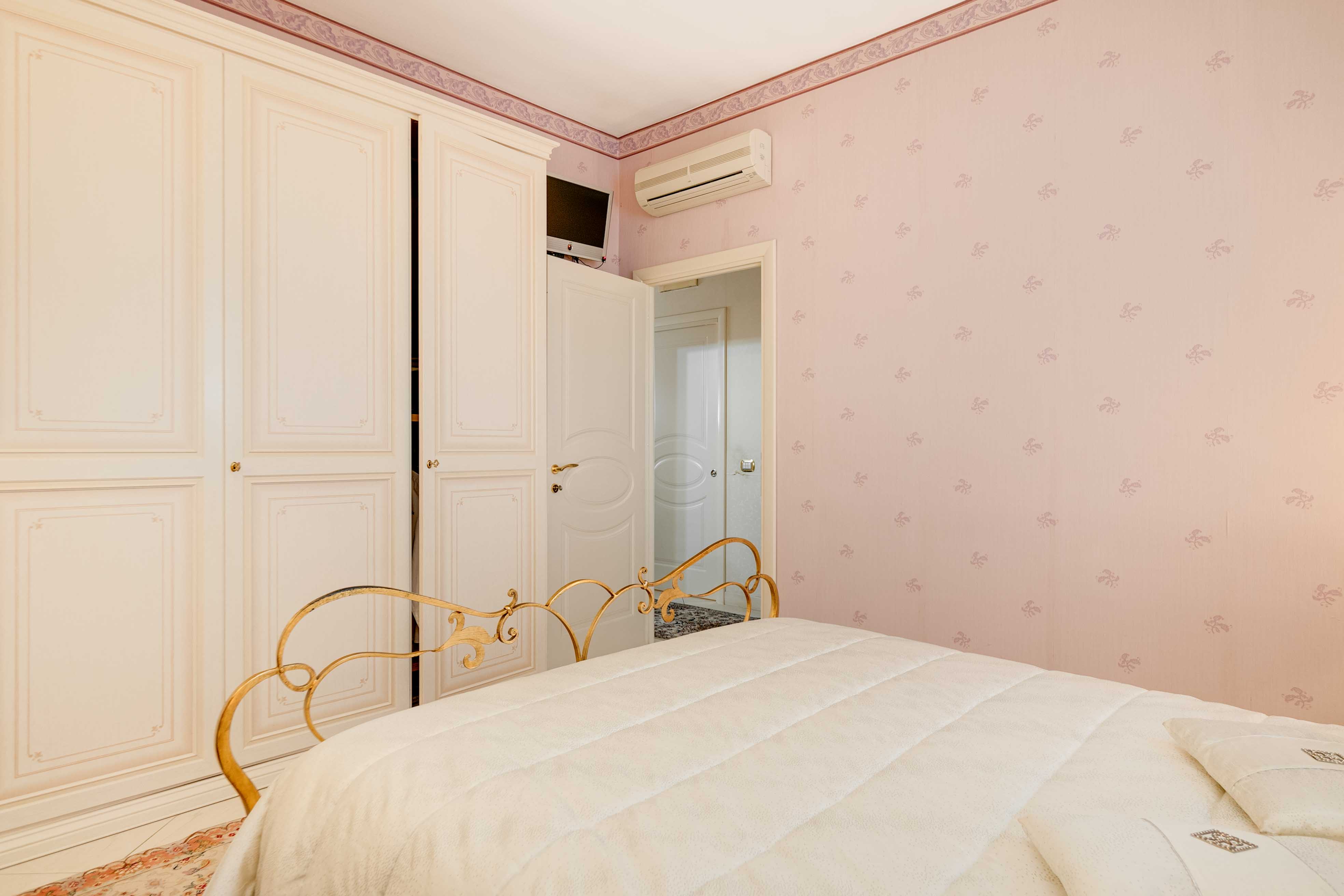 Ultimo piano – ampio trilocale di 138 mq con doppi servizi — Via Sella 26, Ospedale — Foto 12 di 22